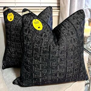 1-NWT CALLISTO HOME CUT VELVET DECORATIVE PILLOW